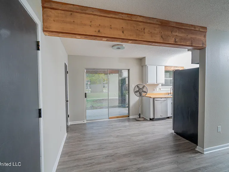 206 N Lang Ave — Photo 5