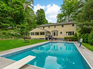 7 Paradise Dr, Scarsdale, NY 10583