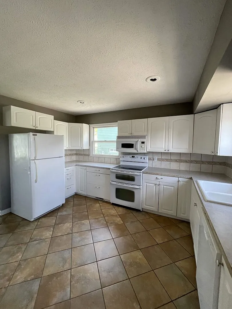 9218 Meredith Ave - 3 Bed/2 Bath Ranch in Northwest Omaha | Finished Basement, Detached Garage, F... — Photo 3