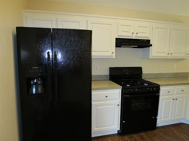 3 bed, 2.0 bath, 1625 sqft, $2,200 — Photo 2