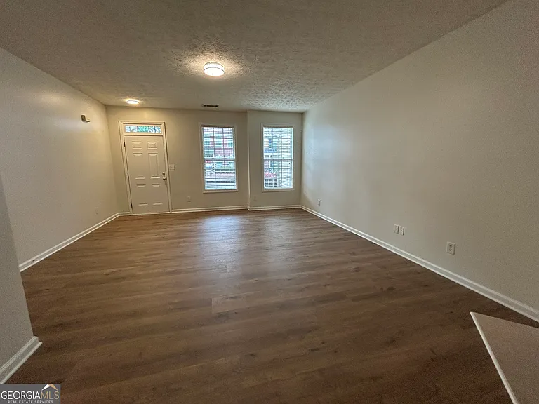 3051 Kentmere Dr — Photo 4