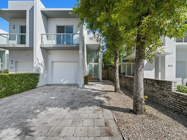 3567 SW 1st Ave #3567 — Photo 2