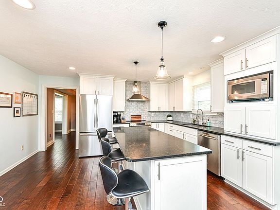 3rd image of 9279 Oak Knoll Ln