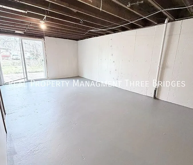 241 Flora Dr — Photo 3