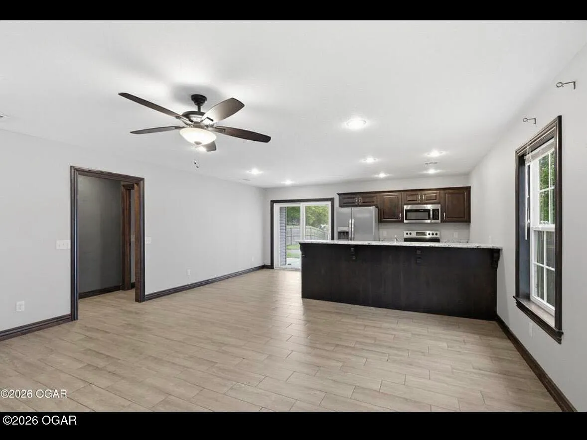 2 bed, 2.0 bath, 1145 sqft, $1,385 — Photo 2