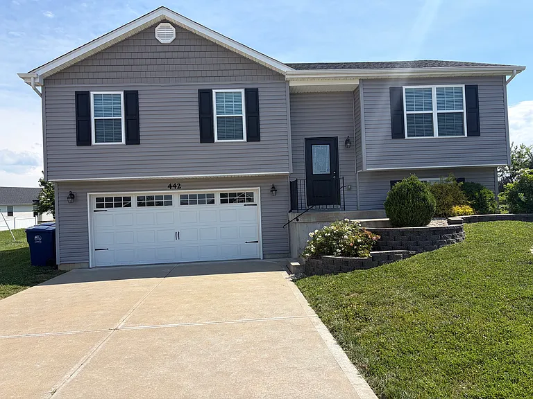 442 Honeysuckle Creek Dr — Photo 1