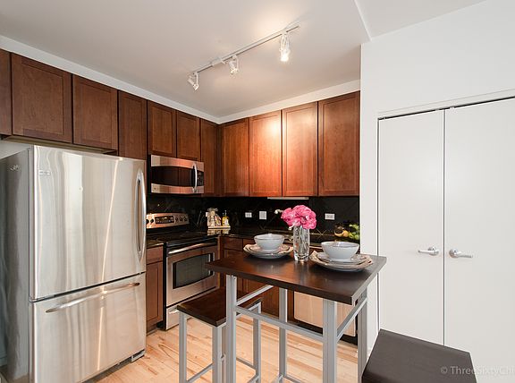 2nd image of 1 E 8th St APT 1010