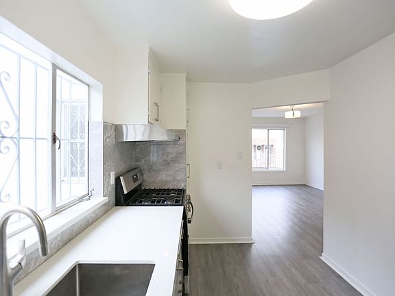 5th image of 679 Green St