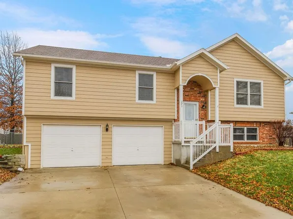 271 Rawlings Dr, Tonganoxie, KS 66086
