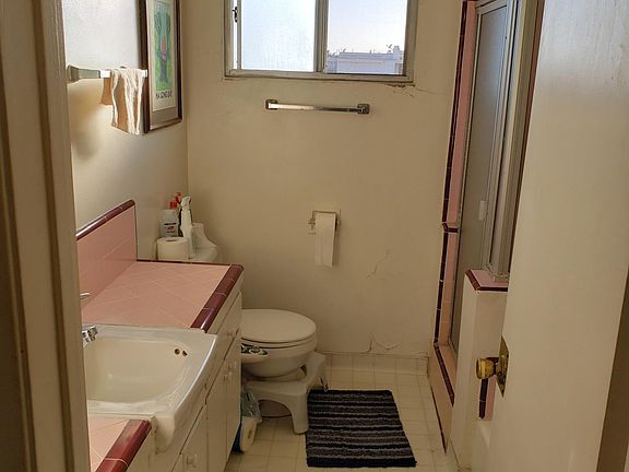 4th image of 925 S Barrington Ave APT 9