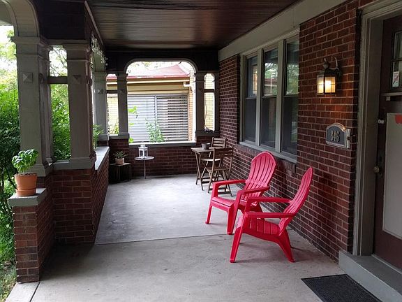 Shared front porch with 1 other unit