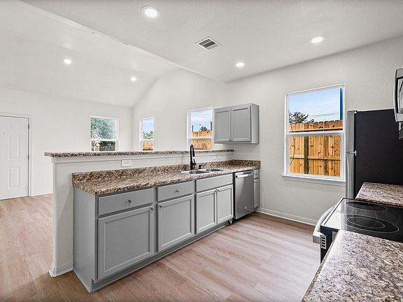 5th image of 4415 Castor St