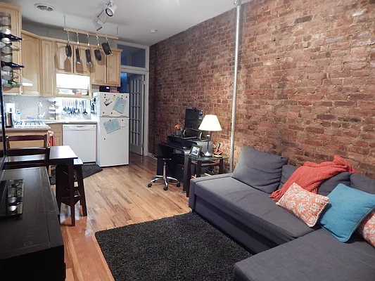 Rented by R New York | media 9