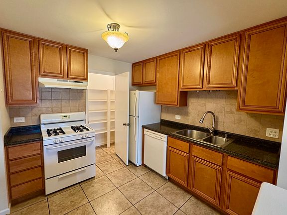 5th image of 320 Woodbury Ct #C