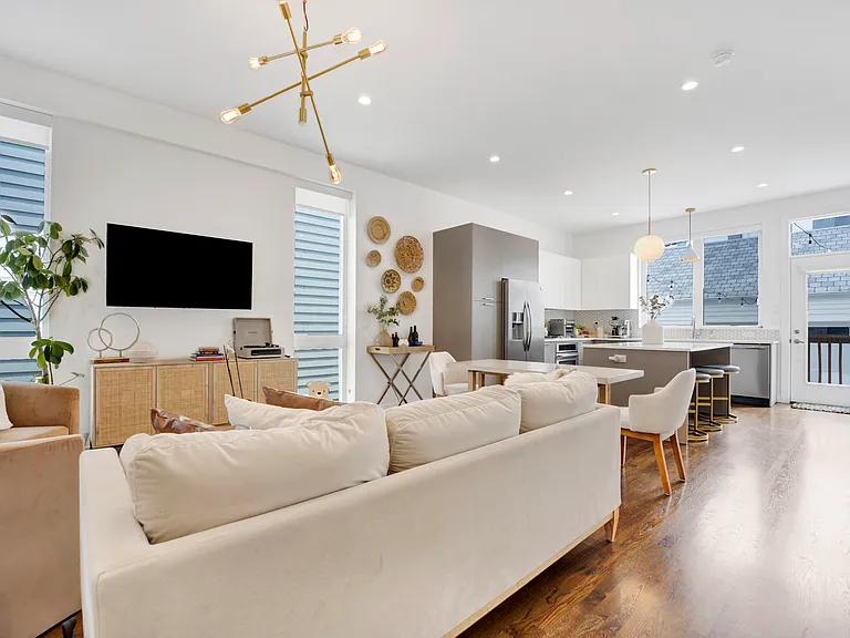 4415 W Waveland Ave — Photo 2