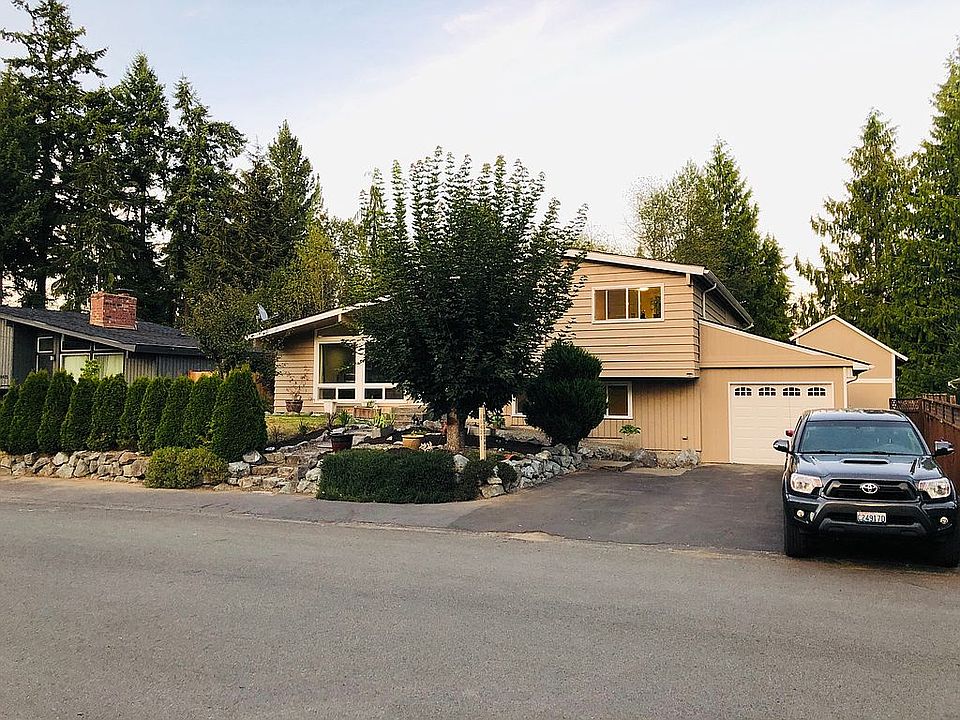 2625 sq ft Tri level home 