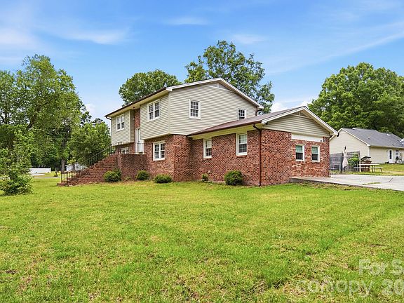 3rd image of 908 Forest Dr