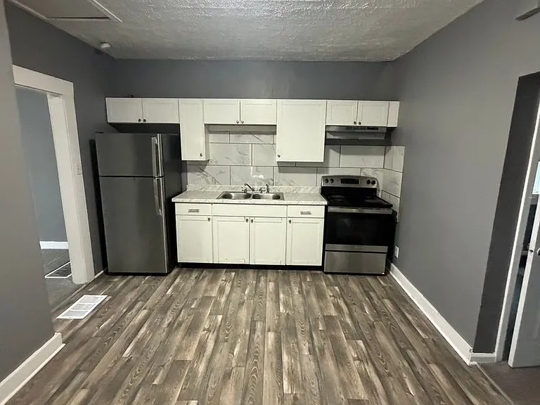 1301 Lillian Ave — Photo 11