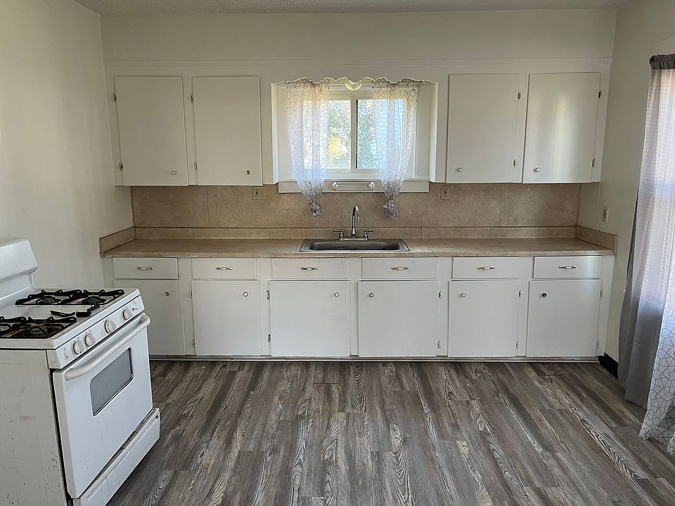 2nd image of 3626 Fairmount Blvd NE
