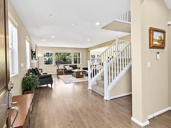 5th image of 1035 SE 10th St