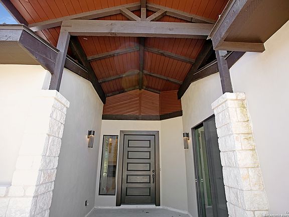 3rd image of 1040 Pinnacle View Dr E