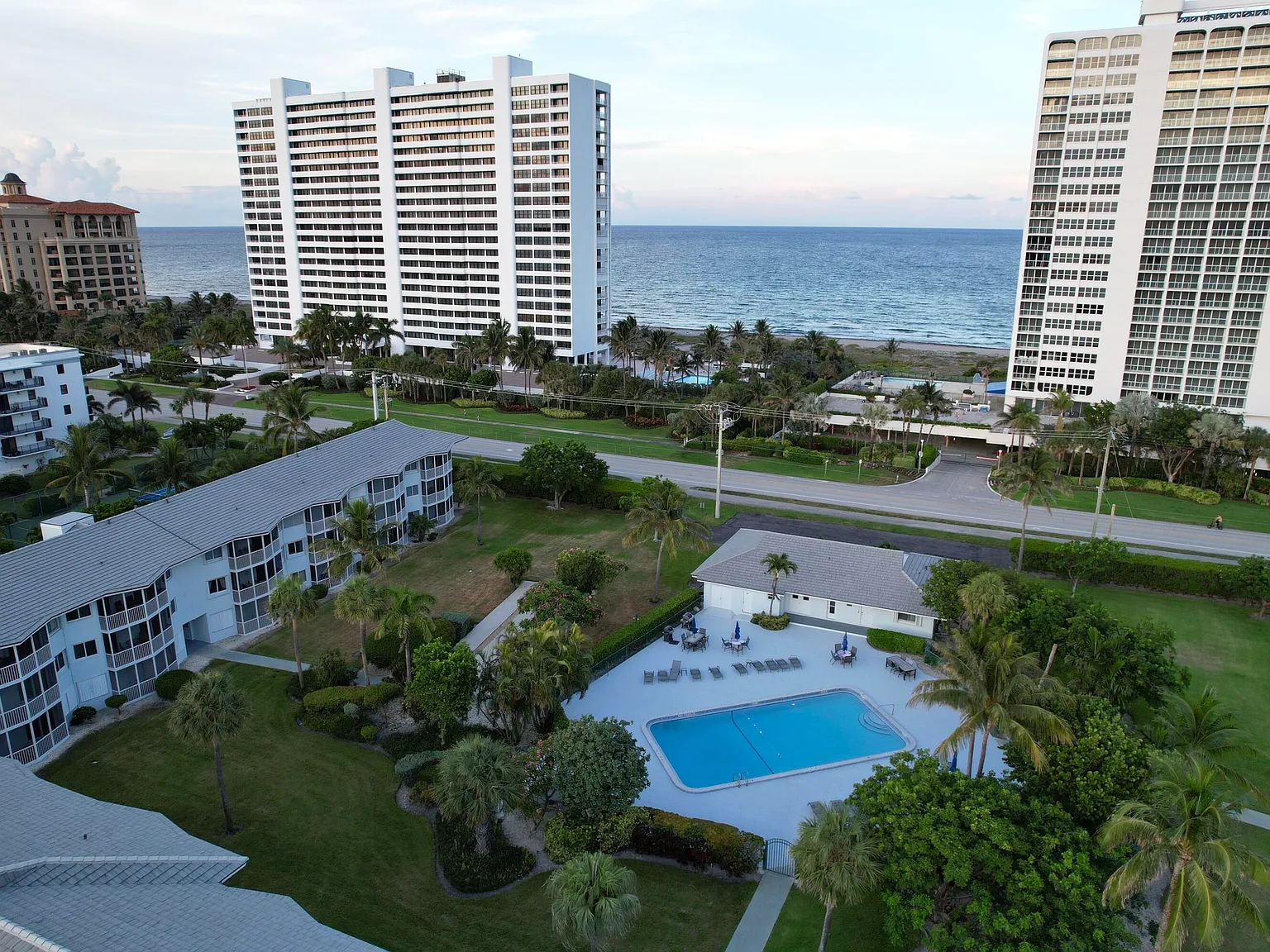 2 bed, 2.0 bath, 965 sqft, $2,750 — Photo 3