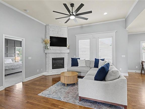 3rd image of 5724 N Kirkwood Ave