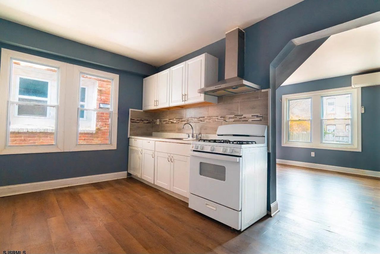 2 bed, 1.0 bath, $1,875 — Photo 4