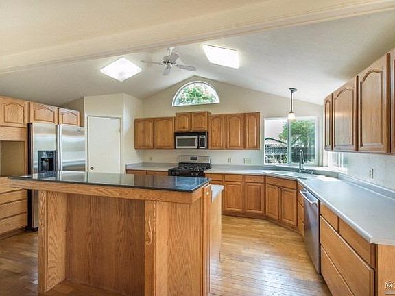 5th image of 20 Burgundy Ct