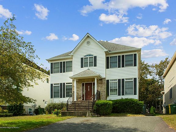 4th image of 416 Melville Ave