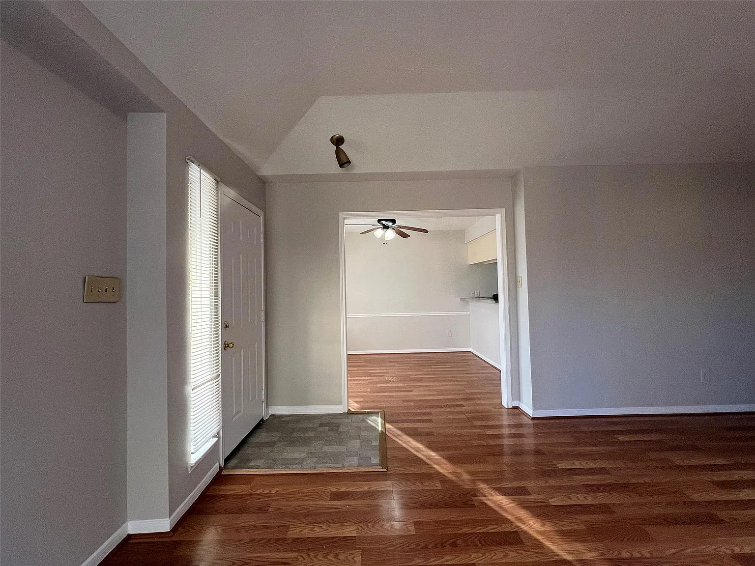 2 bed, 1.0 bath, 992 sqft, $1,075 — Photo 4