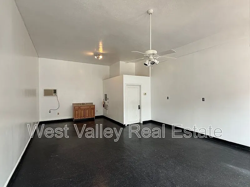 520 Center St #DOWNTOWN COMMERCIAL