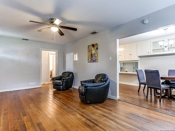 4th image of 150 E Southcross