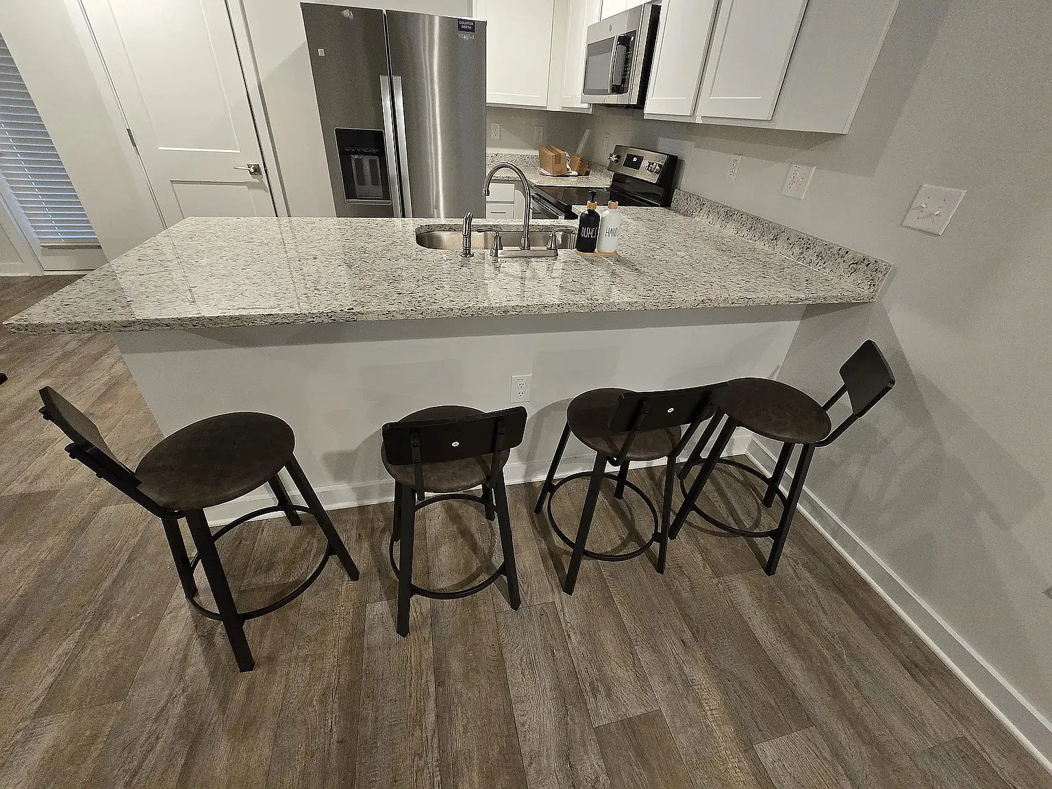 3 bed, 2.5 bath, 1690 sqft, $2,000 — Photo 4