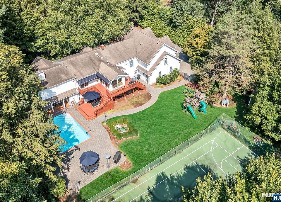1st image of 24 Vanderbeck Ln