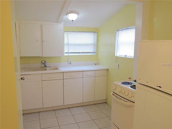3rd image of 309 W Comanche Ave