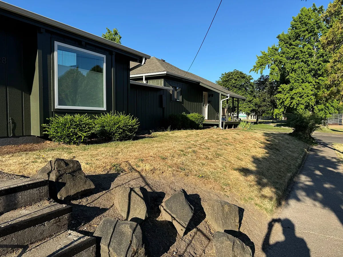 Building Photo - 398 W 20th Ave