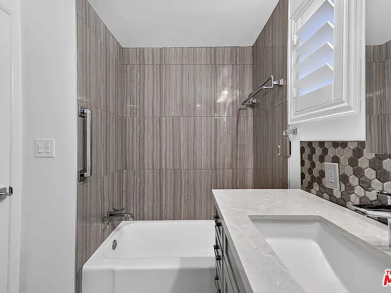 1301 N Flores St #4 — Photo 26