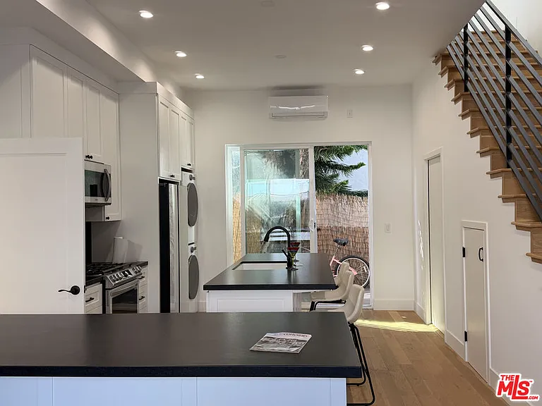 3989 1/2 Beethoven St — Photo 5