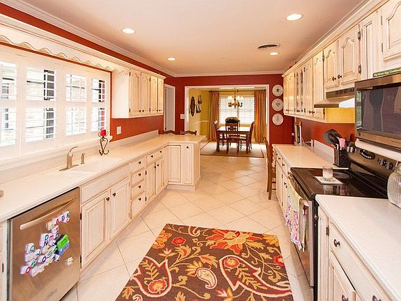 5th image of 2033 Siesta Ln