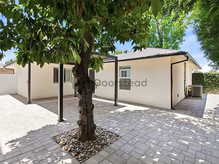 7414 Lasaine Ave — Photo 34