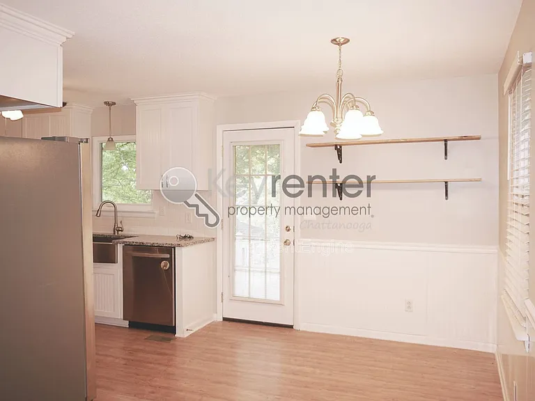 1024 Garnett Ave — Photo 5