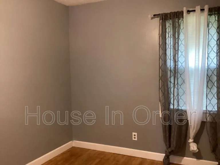 64 Valentine St E — Photo 11