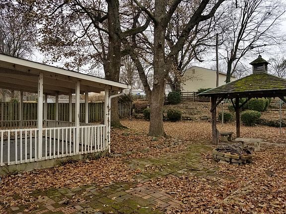 2nd image of 1695 Clover Ln