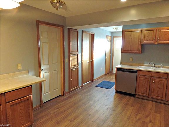 3rd image of 90 Robinson Ct