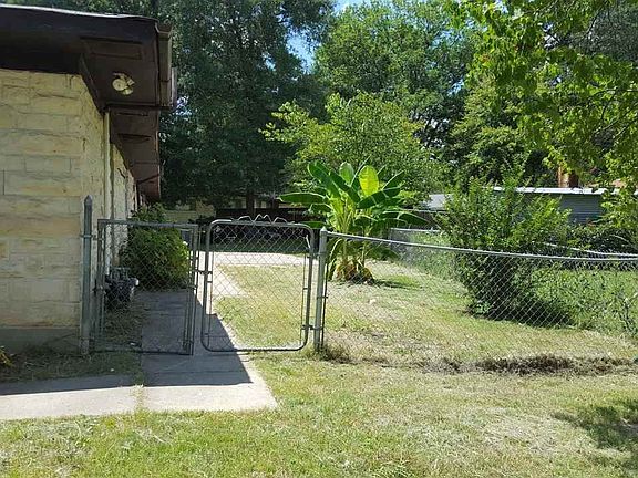 4th image of 1303 Pine Hill Dr
