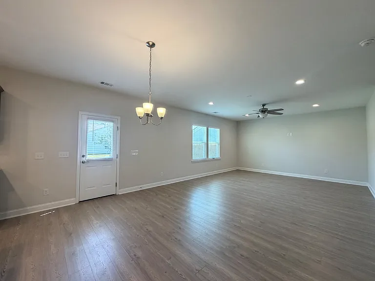 974 Danner Dr — Photo 5