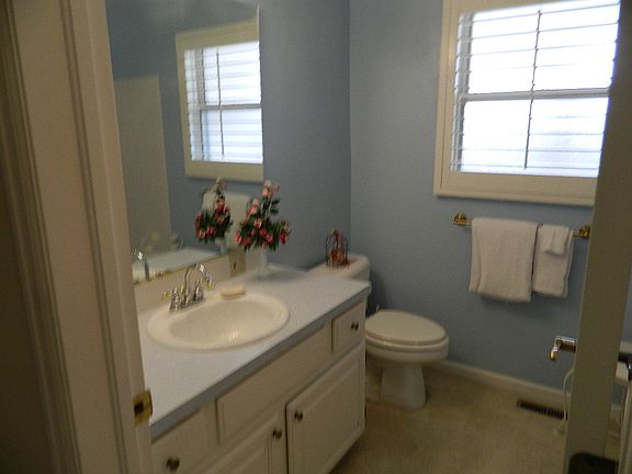 Shared Main Bathroom (full)