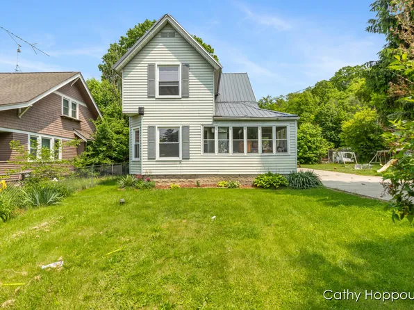 1391 Belleview Dr, Ionia, MI 48846