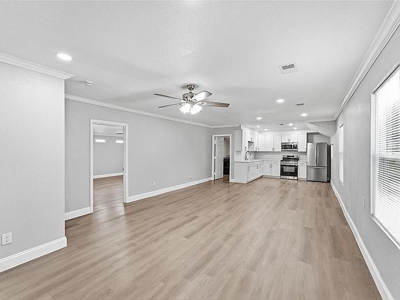 5th image of 912 Seymour St